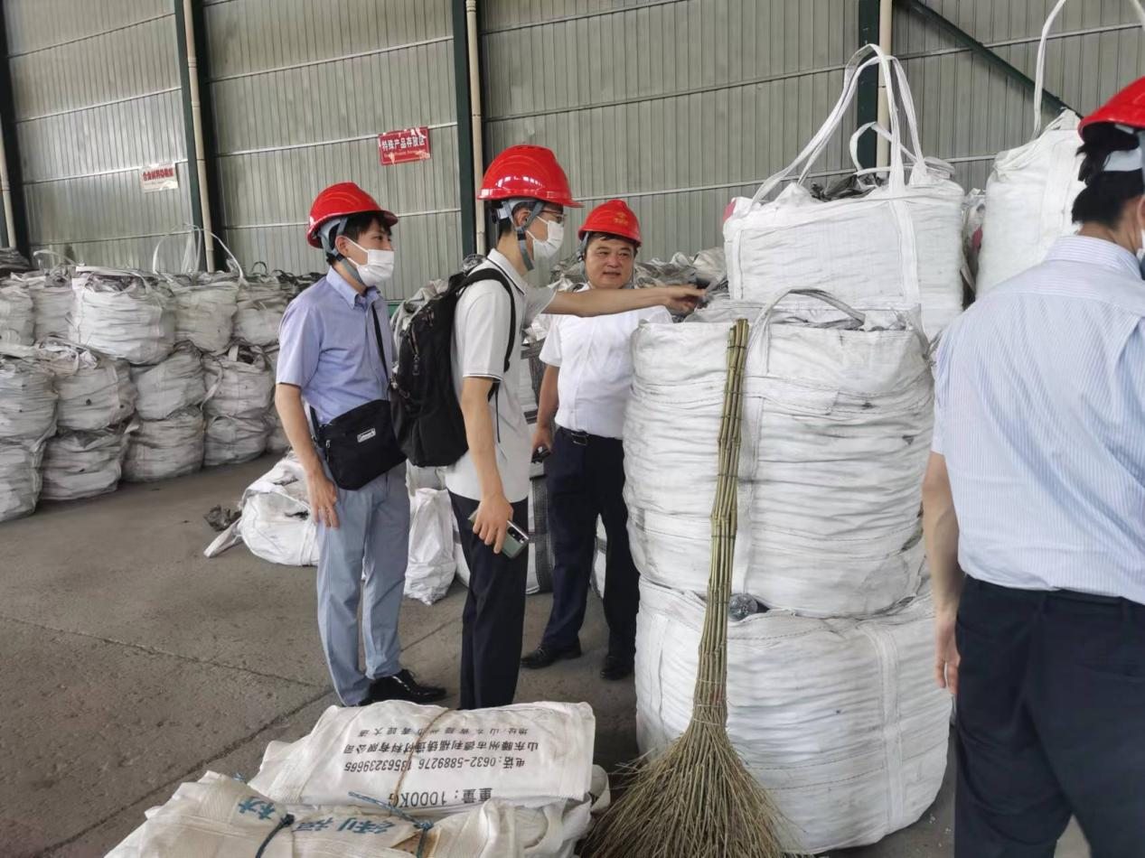 وقد تسبب الصيد الجائربانخفاض مخزون الأسماك.