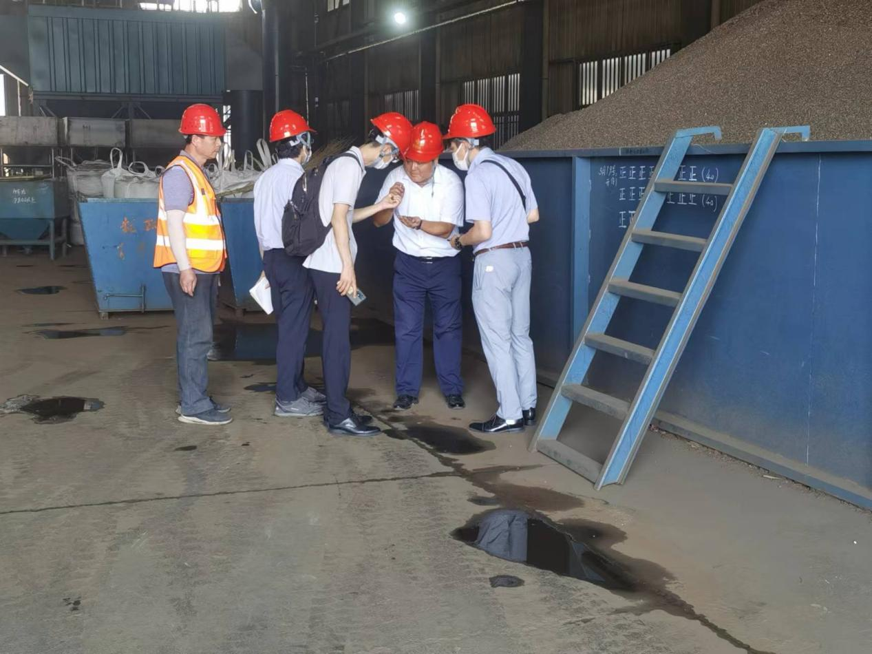 وقد تسبب الصيد الجائربانخفاض مخزون الأسماك.