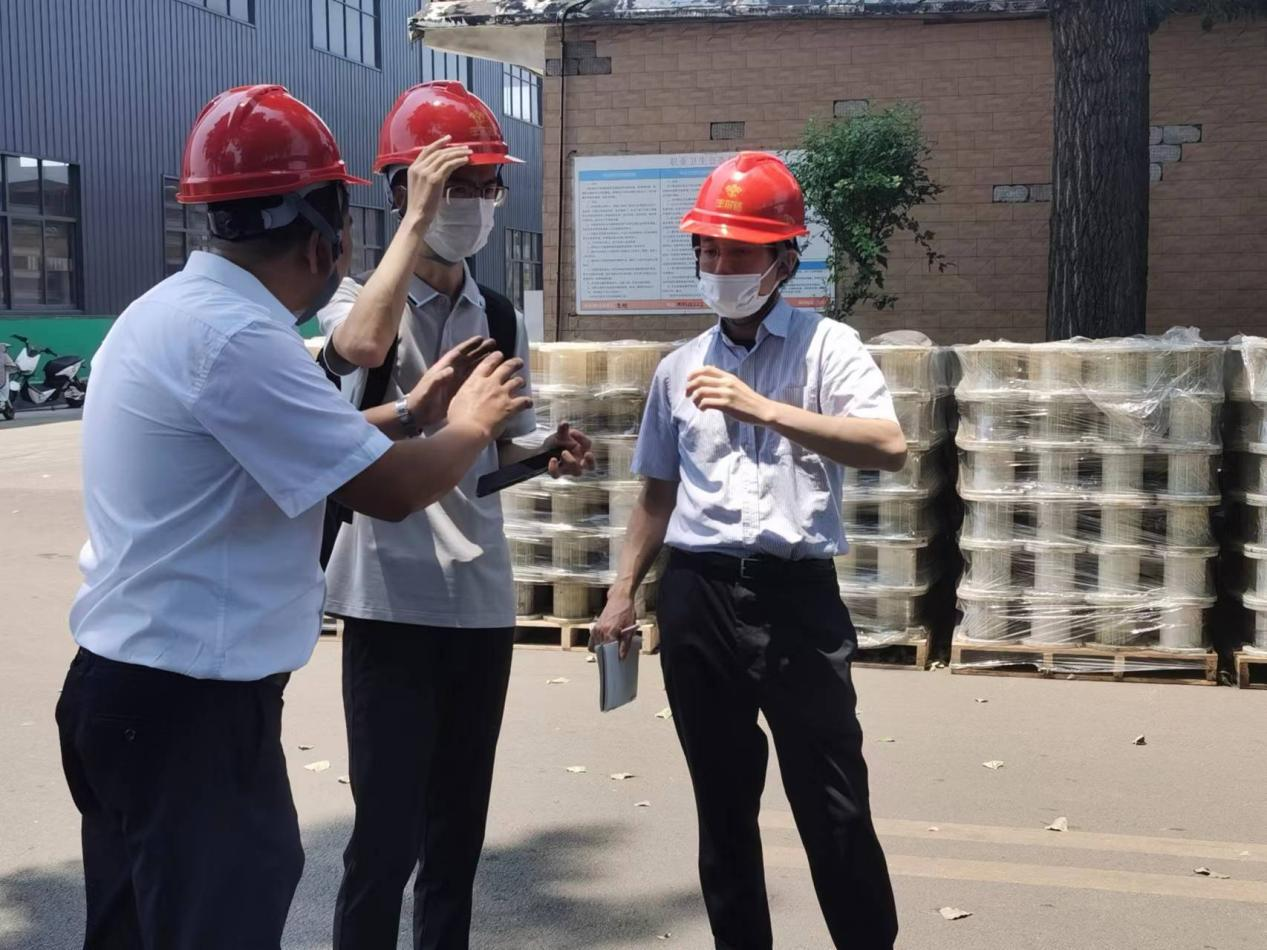 وقد تسبب الصيد الجائربانخفاض مخزون الأسماك.