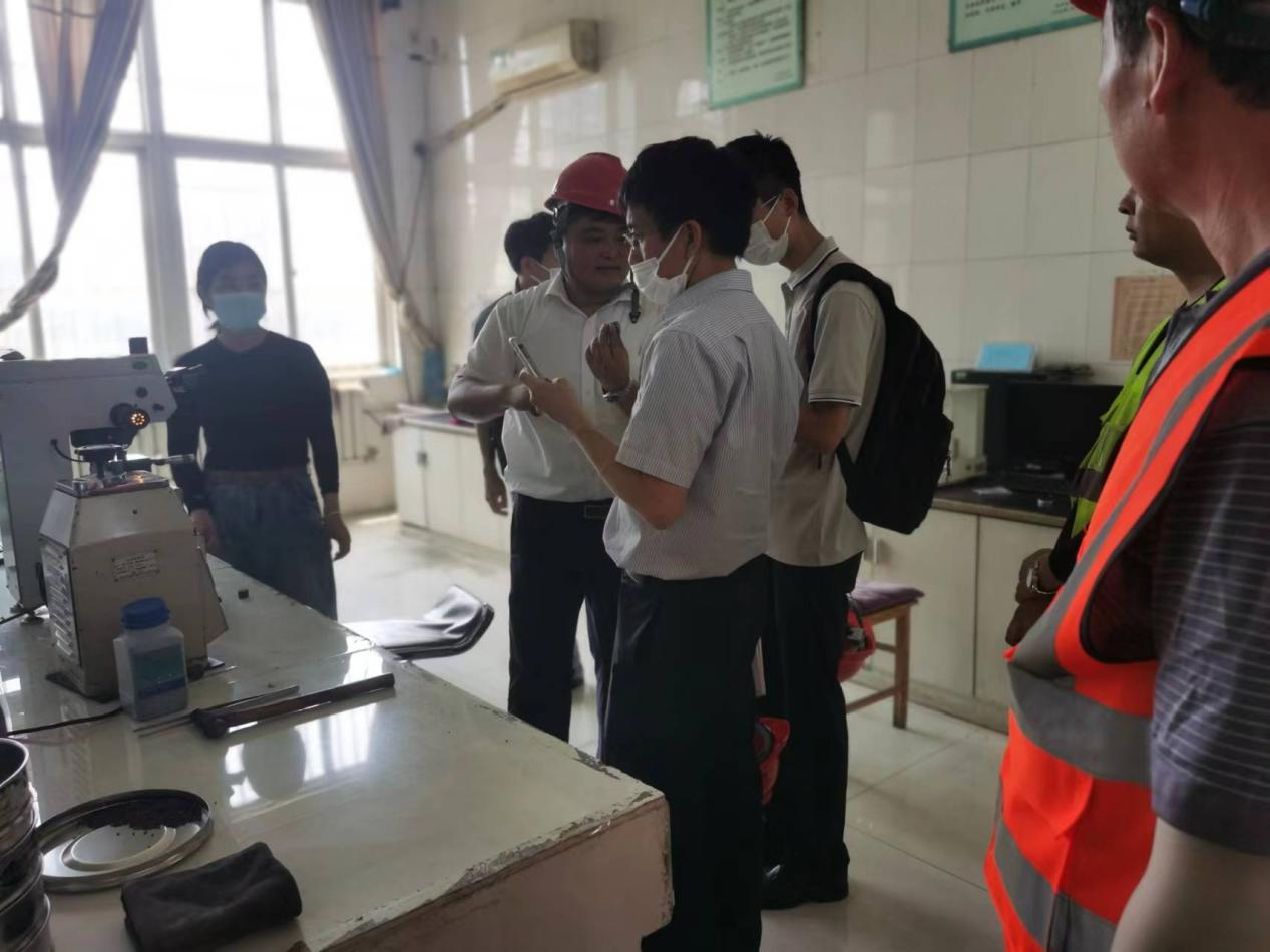 وقد تسبب الصيد الجائربانخفاض مخزون الأسماك.