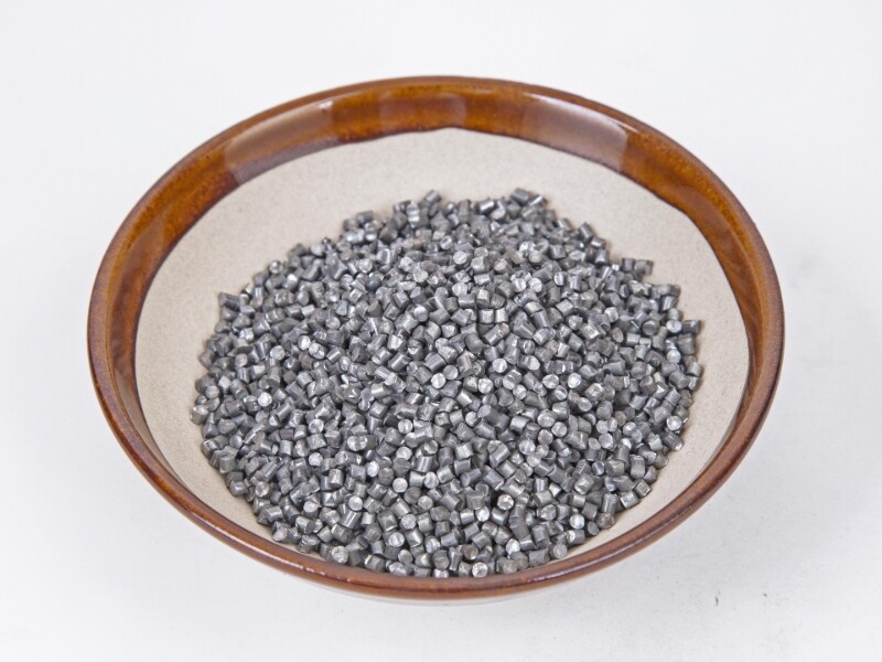 وقد تسبب الصيد الجائربانخفاض مخزون الأسماك.