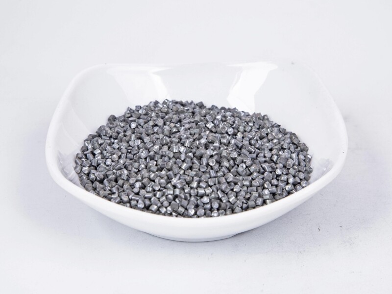 وقد تسبب الصيد الجائربانخفاض مخزون الأسماك.