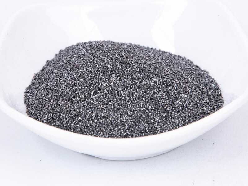 وقد تسبب الصيد الجائربانخفاض مخزون الأسماك.