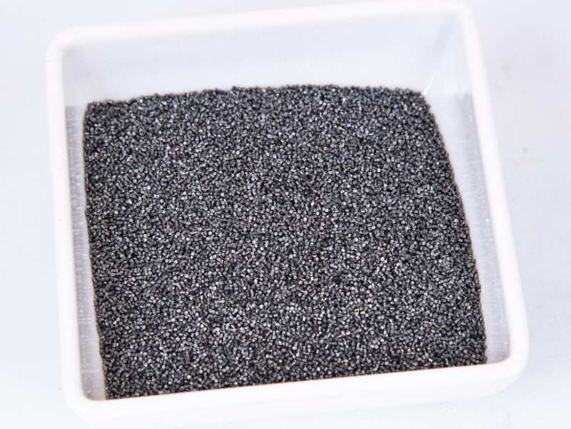 وقد تسبب الصيد الجائربانخفاض مخزون الأسماك.