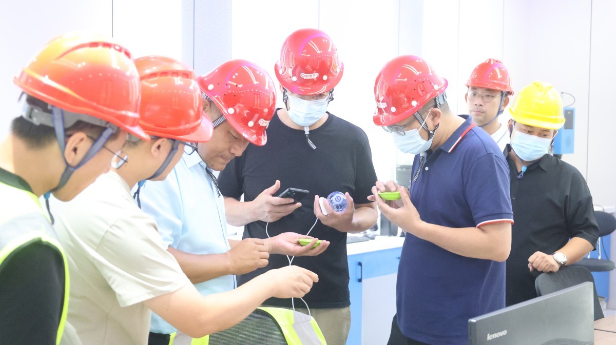 Recently, a delegation of leaders from COSCO Group visited Feng ErDa Group for a factory inspection. The delegation toured the laboratory, production workshop, and warehousing area (