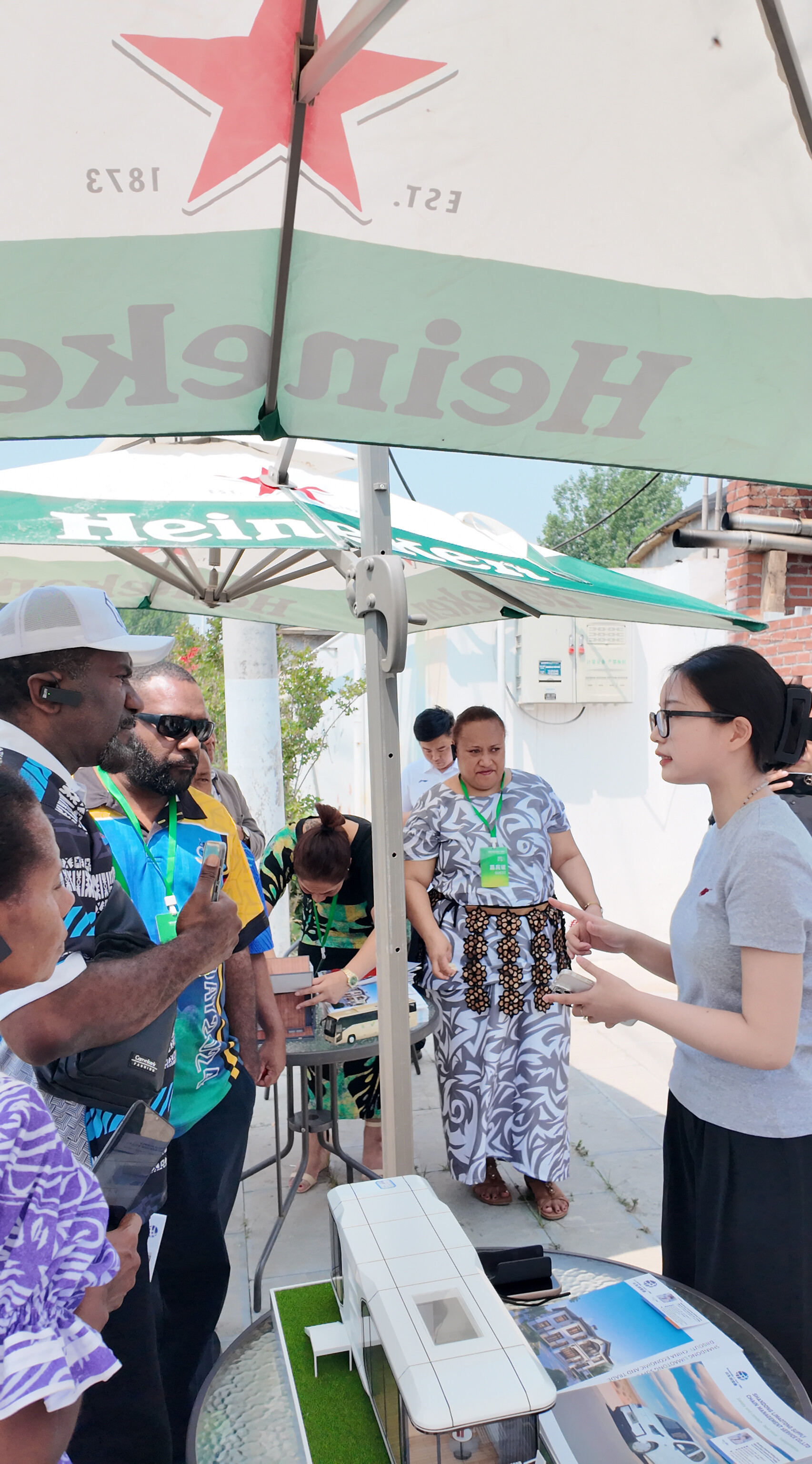 تتألق منتجات مجموعة شاندونغ ليماوتونغ المبتكرة في مؤتمر التبادل بين الصين وجنوب المحيط الهادئ، وتحظى المنازل القابلة للطي بتعاون العديد من الدول