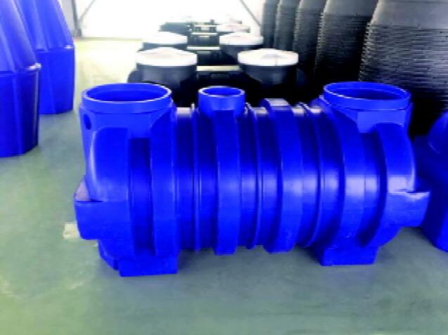 خزانات الصرف الصحي ثلاثية الشكل