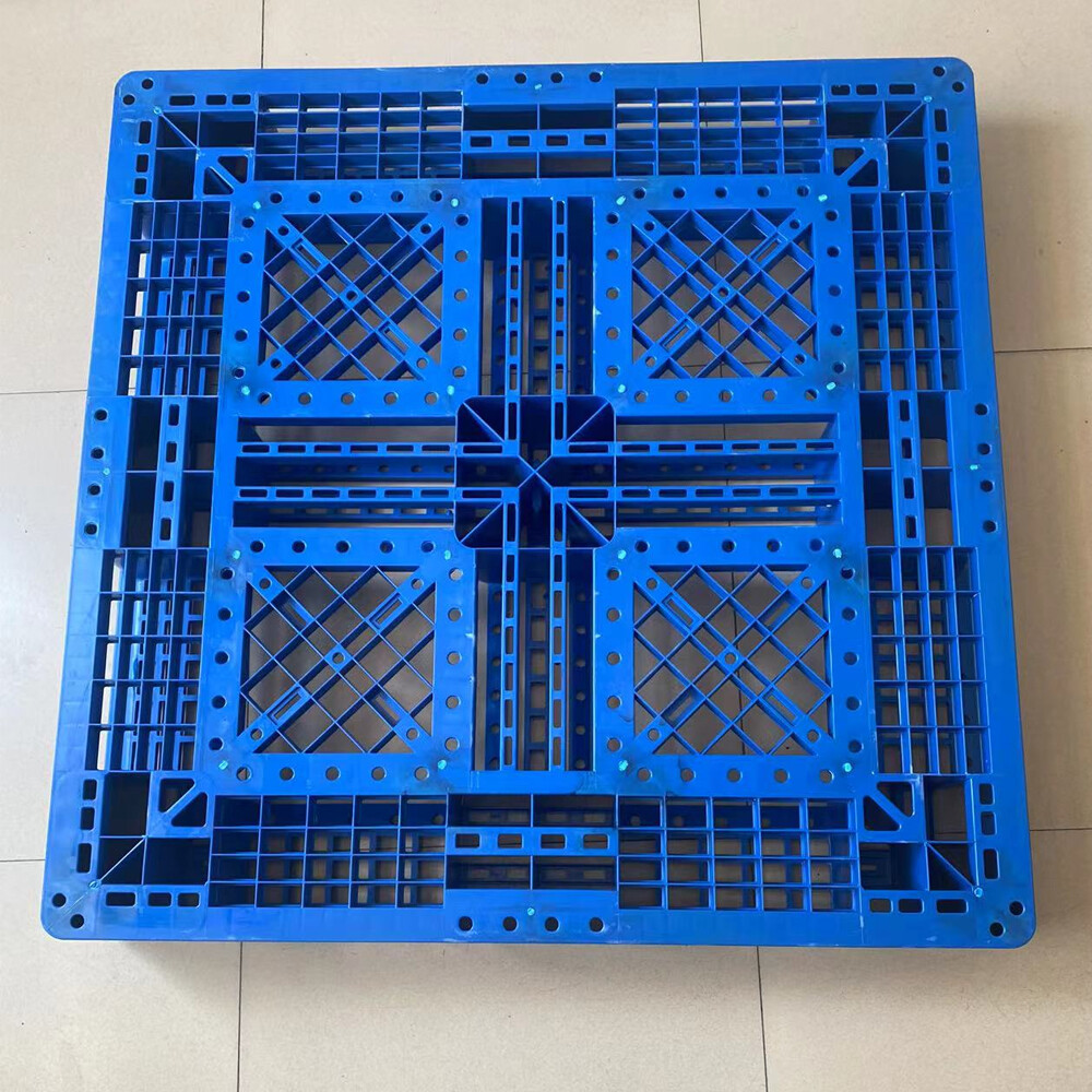 صواني مصبوبة بالحقن