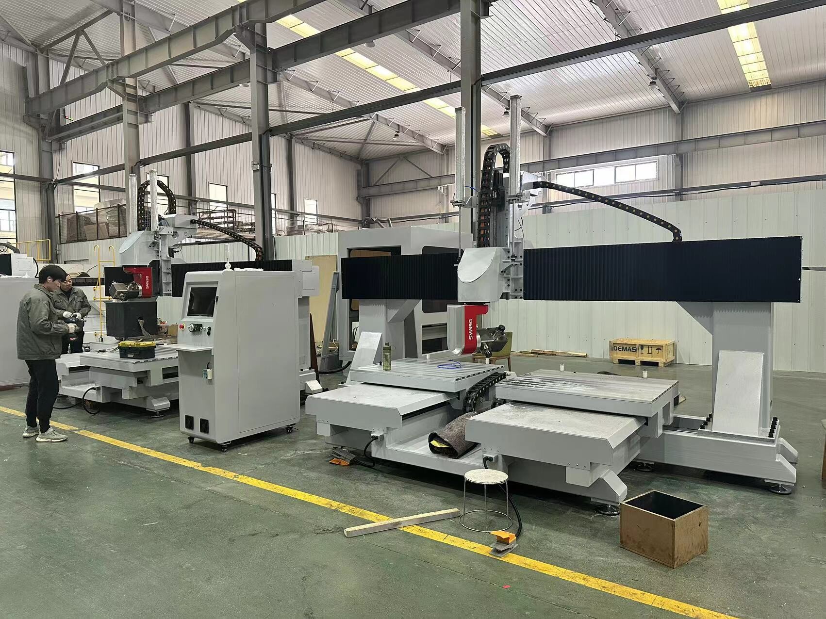 آلة التوجيه CNC بمحور GC1012-5AD لذراع الكرسي وظهره مع امتصاص الشريط