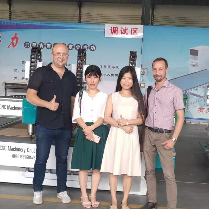 توفر أجهزة توجيه الأخشاب CNC عالية الجودة لعملاء روس راضين عن الجودة