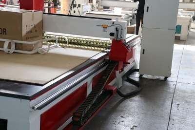 آلة راوتر CNC GC2030V كبيرة الحجم بمساحة عمل 2000*3000mm مع بكرة ضغط للخشب وMDF والأكريليك