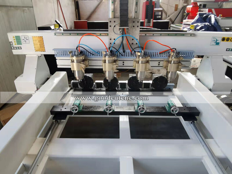 راوتر CNC للخشب متعدد المغازل GC-4R مع 4 مغازل و4 محاور دوارة لأرجل طاولات الأثاث