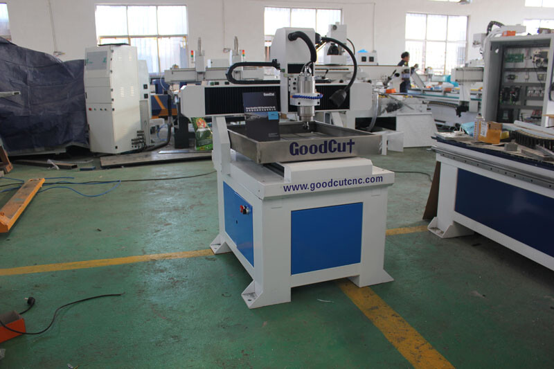 راوتر CNC عالي الدقة GC6060 بطاولة متحركة مع خزان ماء للمعادن اللينة مثل الألومنيوم والنحاس