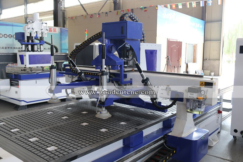 ماكينة التوجيه باستخدام الحاسب الآلي المتداخلة GC1325AF المزودة بجهاز تحميل وتفريغ تلقائي لأعمال النجارة