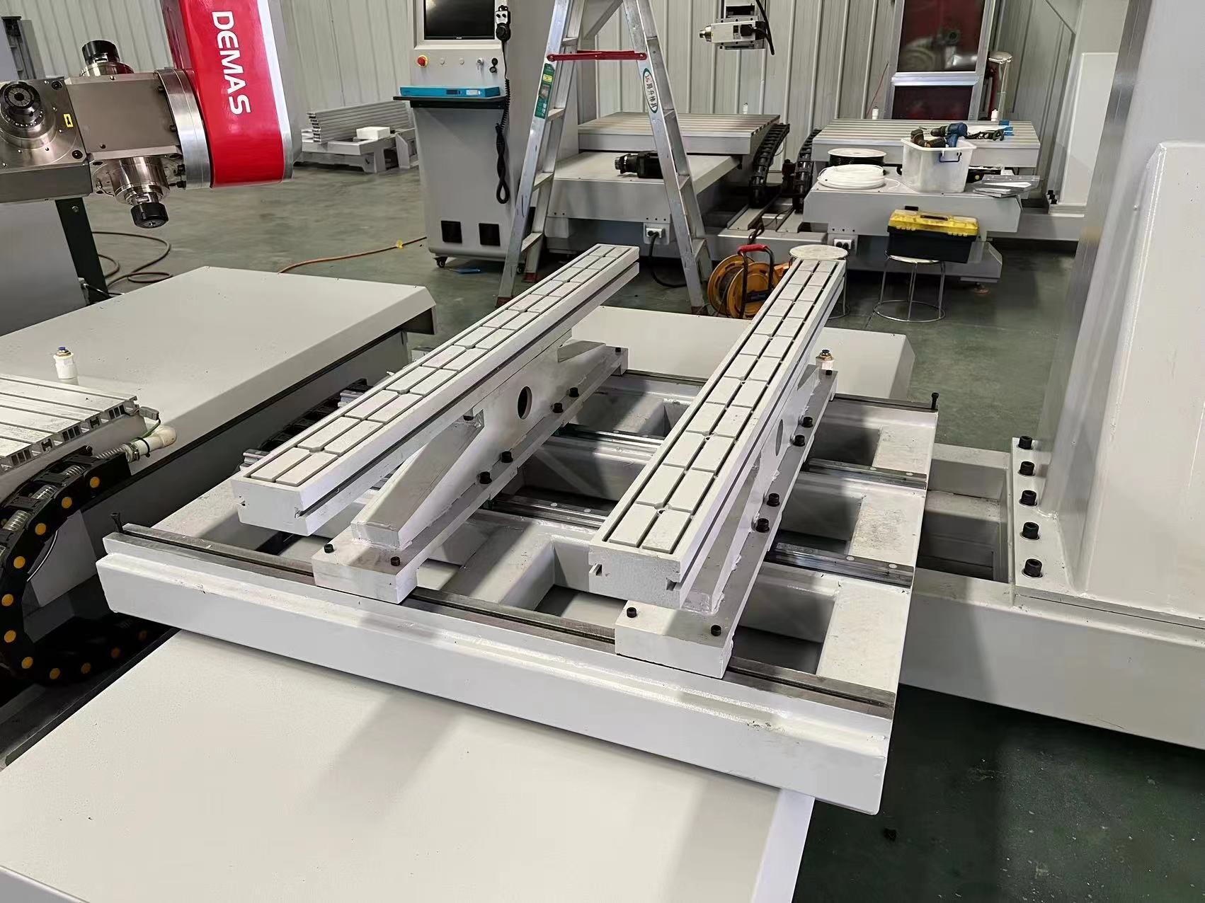 GC1325D-CNC Router خمسة محور آلة لمساند الذراع وخلف الكرسي مع امتصاص الشريط  