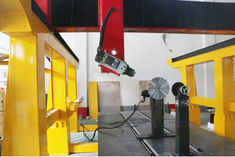 جهاز التوجيه CNC محور GC1325-4 مع رأس متأرجح وجهاز دوار