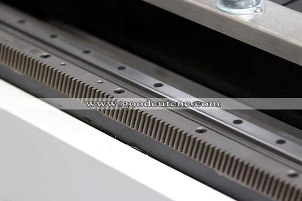 GC1530F Raycus IPG الألياف البصرية ليزر آلة قطع المعادن مع نظامtمراقبة cypcut