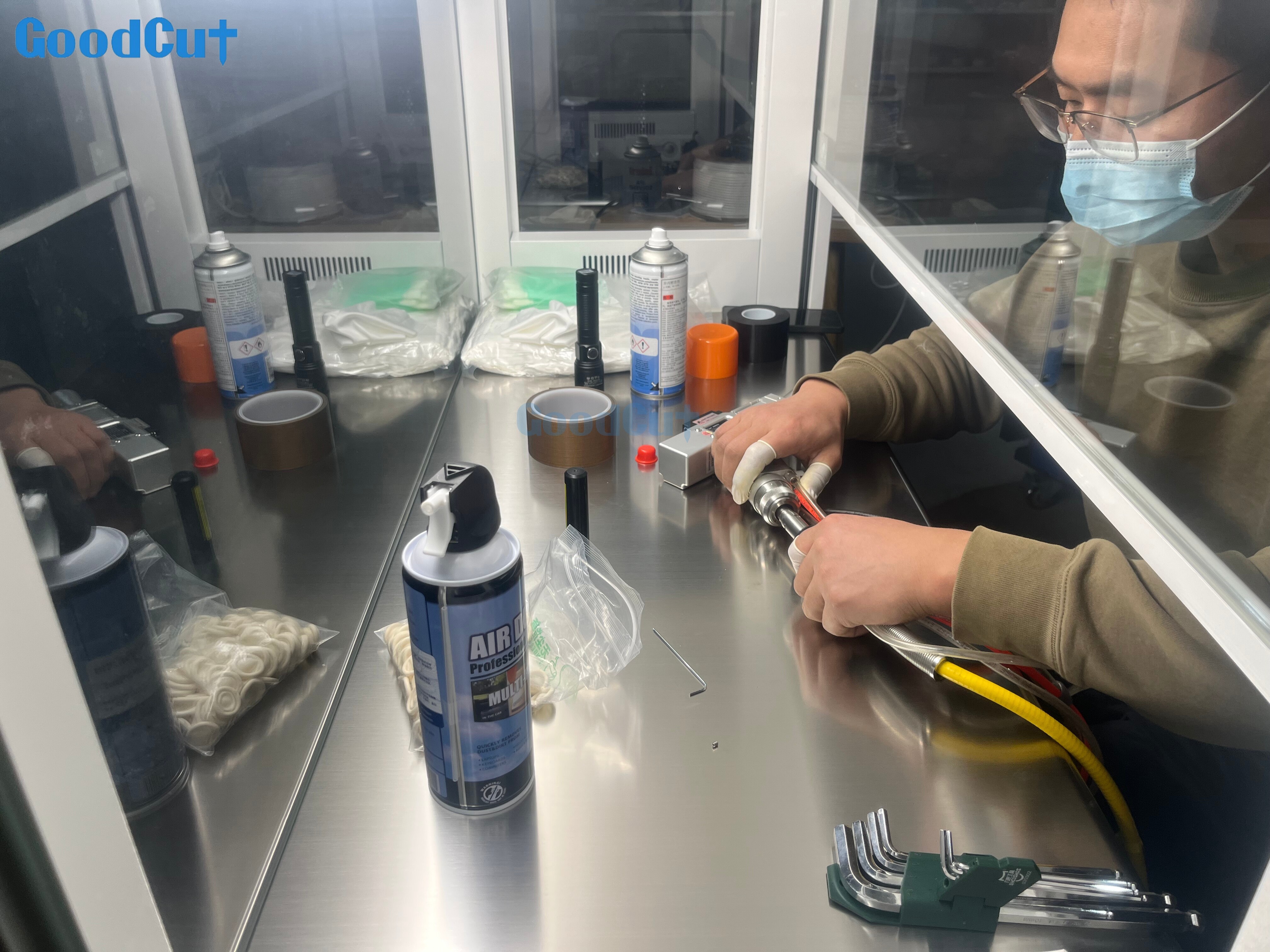 تثبيت رأس الليزر والليزر في بيئة خالية من الغبار