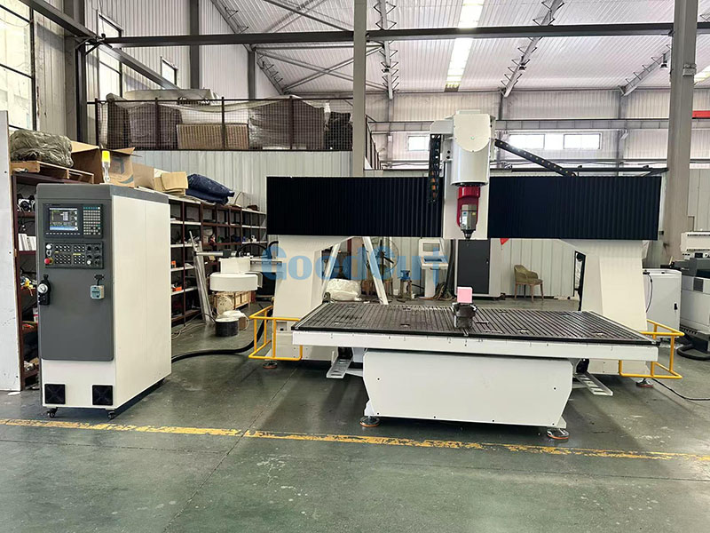 ماكينة التوجيه باستخدام الحاسب الآلي GC1325-5 محور GC1325-5 ماكينة التوجيه باستخدام الحاسب الآلي GC1325-5 ذات المحور EPS الرغوي الخشبي EPS مع محور Z 400 مم