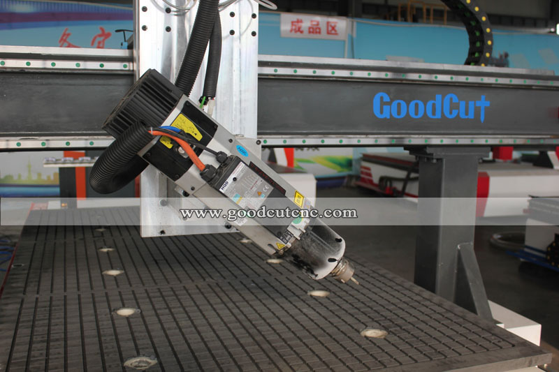 آلة CNC GC1325ATC-4Axis ذات دقة عالية مع محور خطي رباعي ونظام أداة أوتوماتيكي (ATC) مع مغزل دوار 180 درجة لأعمال الخشب