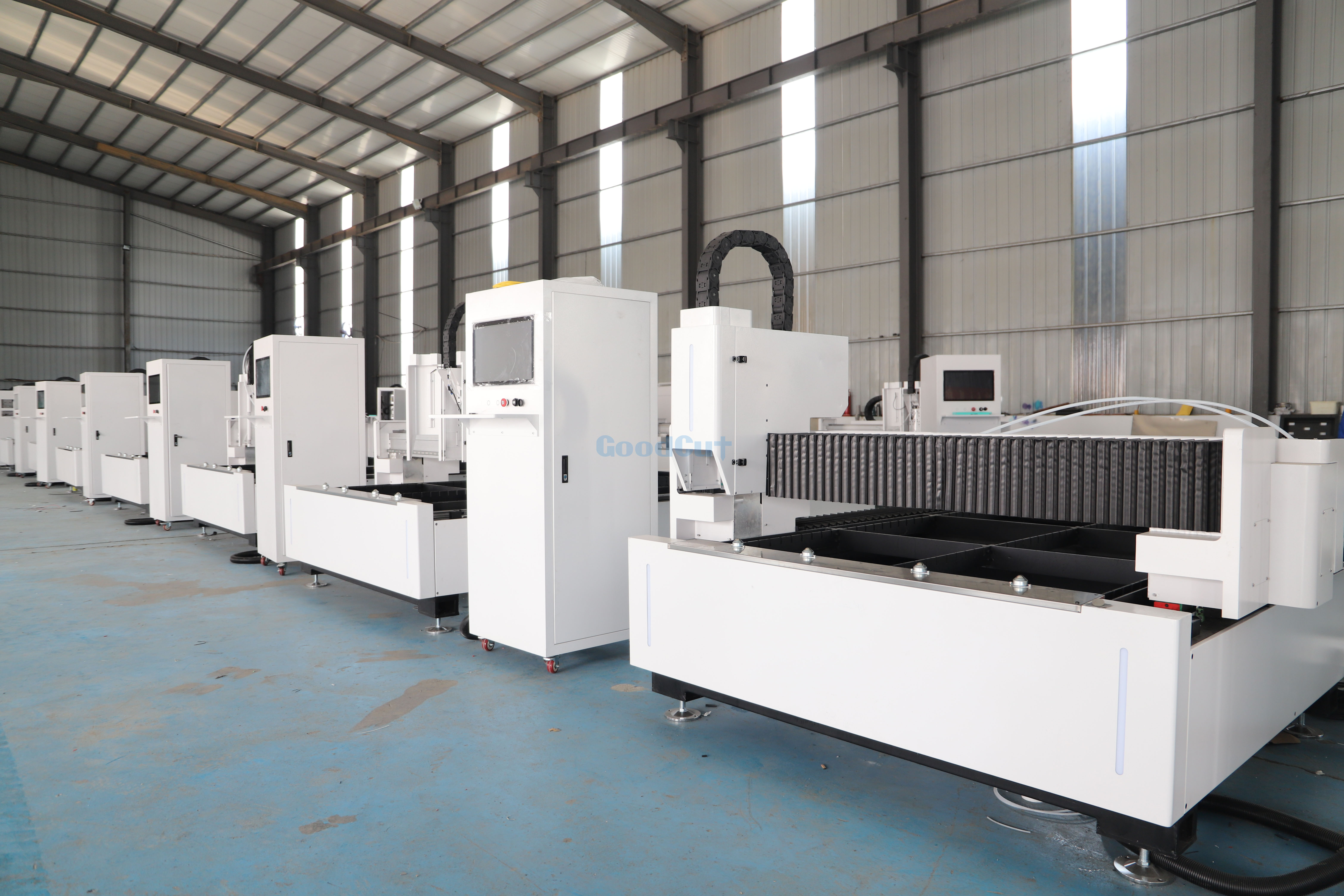 آلة قطع الليزر الليفي عالية الجودة GC1530F لقطع الفولاذ المقاوم للصدأ والكربون