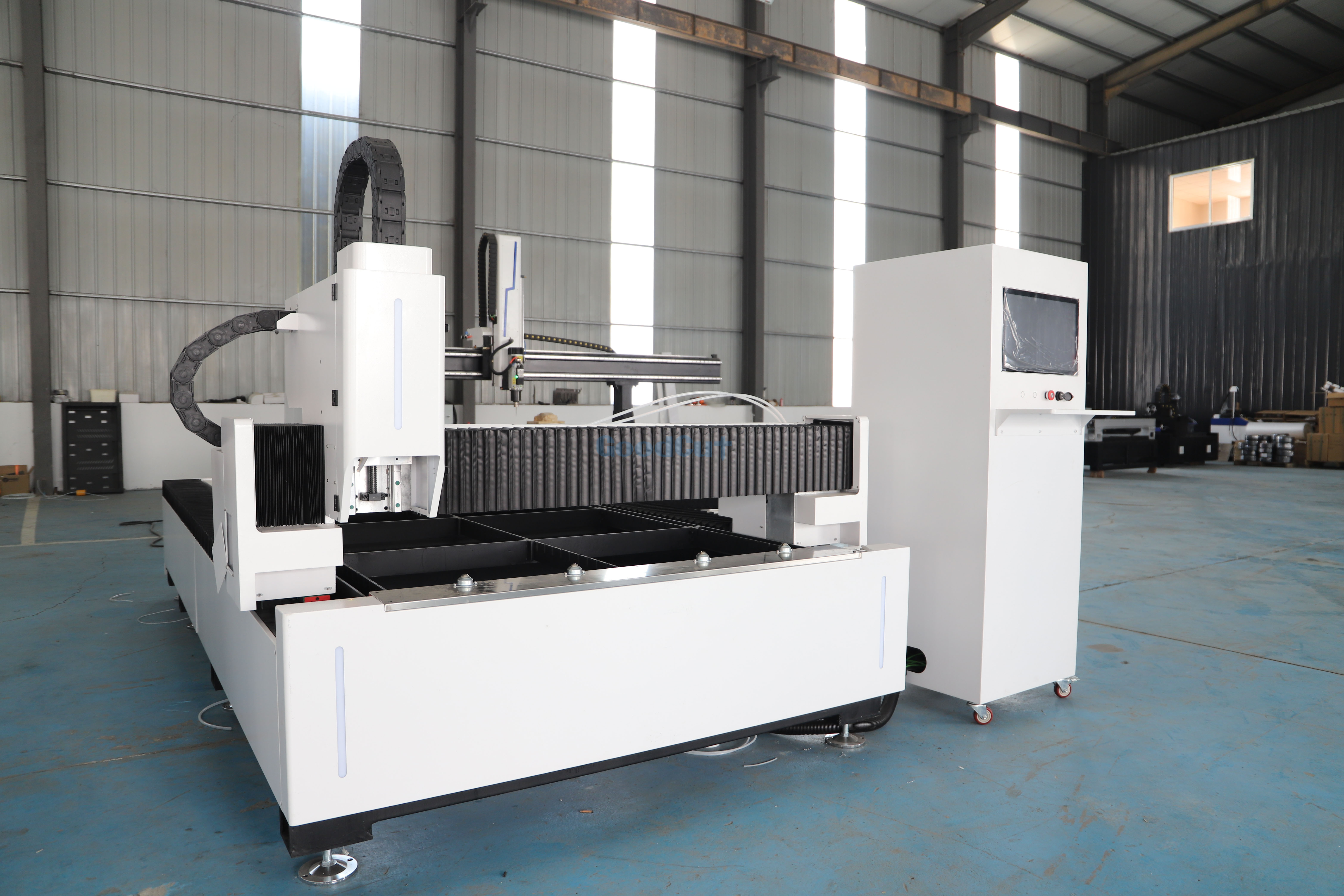 آلة قطع الليزر الليفي عالية الجودة GC1530F لقطع الفولاذ المقاوم للصدأ والكربون