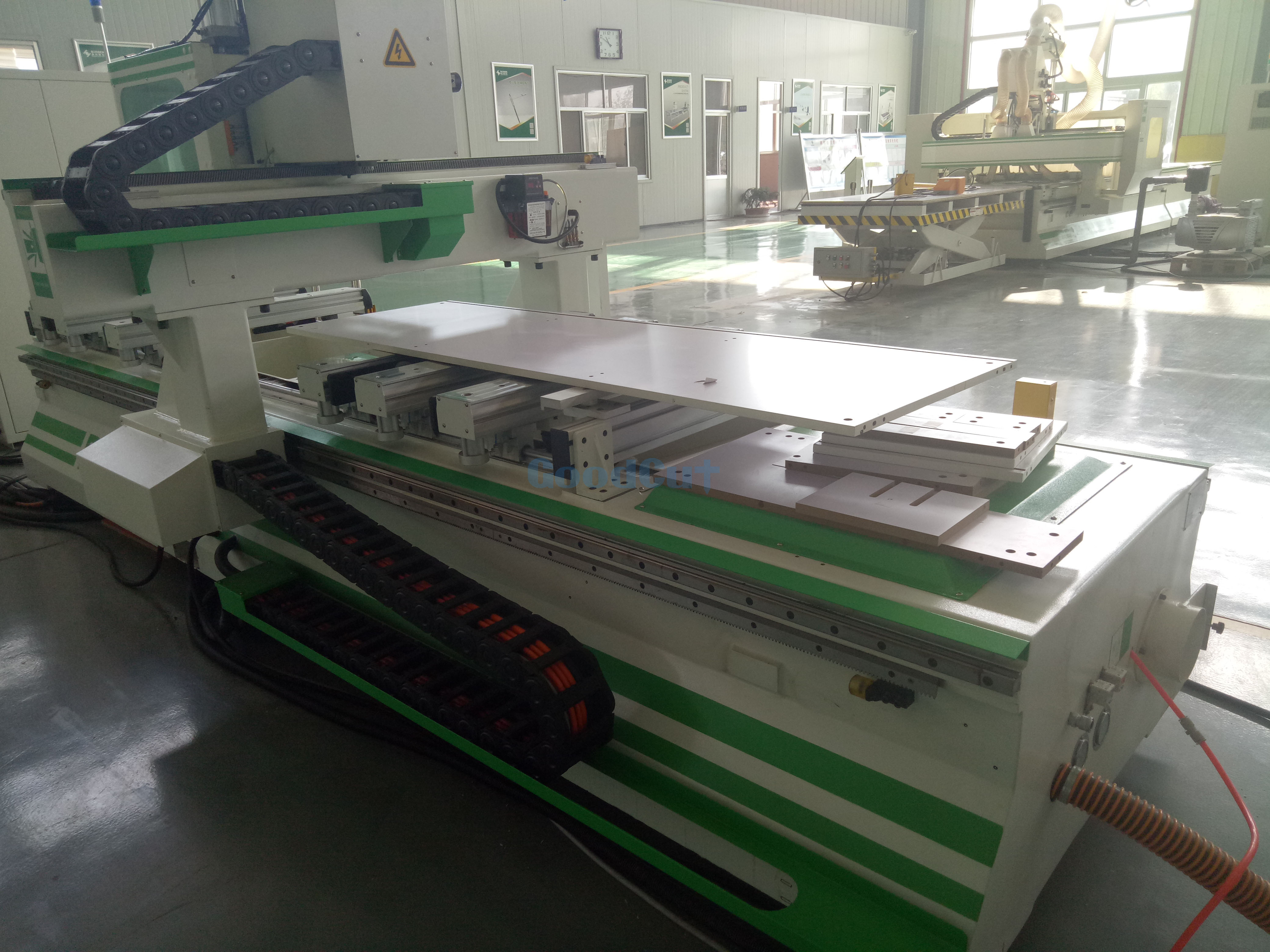ماكينة توجيه CNC ATC بآلة تغيير أدوات خطية CNC للحفر والحز والطحن الفعّالة ذات 5 جوانب لأثاث الألواح وPods Block PTP Wo