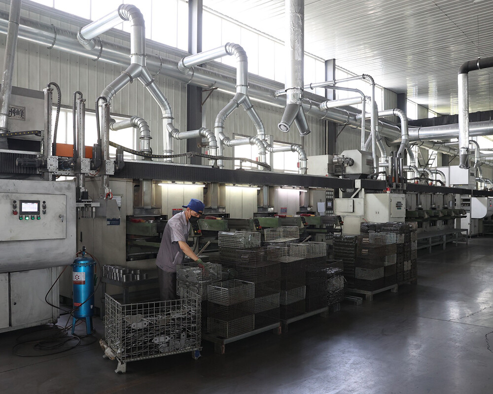 التشكيل بالكبس الساخن تشكيل بالضغط الساخن. jpg