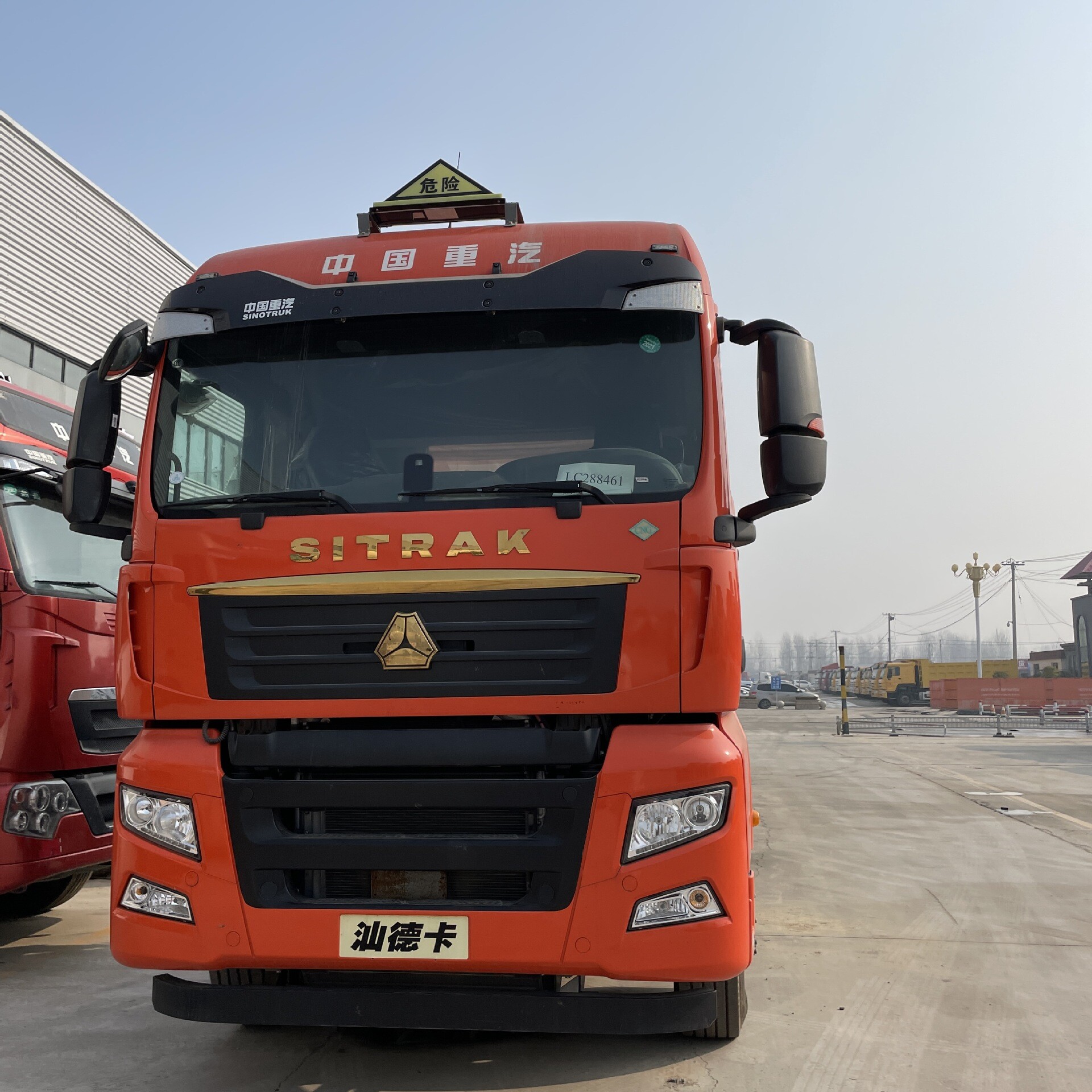 تصدير شاحنة سينوتروك C7H الثقيلة 440 حصان 6X4 جرار جرار غاز طبيعي مضغوط