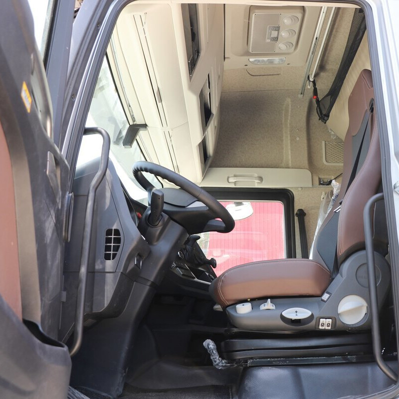 شاحنة FAW J7 الثقيلة المستعملة 600 حصان 6X4 غاز طبيعي مسال جرار بناقل حركة أوتوماتيكي