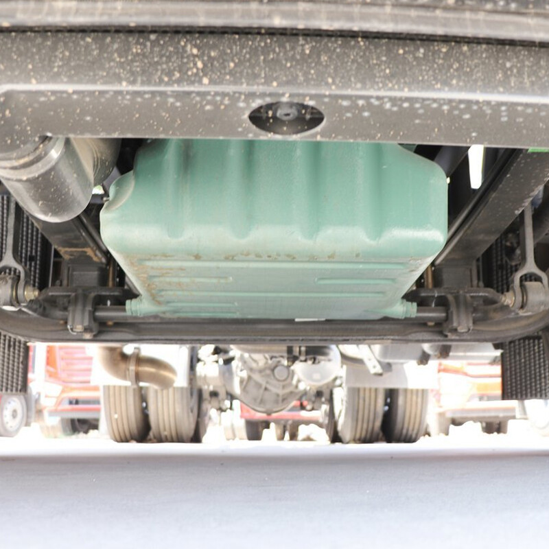 شاحنة FAW J7 الثقيلة المستعملة 600 حصان 6X4 غاز طبيعي مسال جرار بناقل حركة أوتوماتيكي