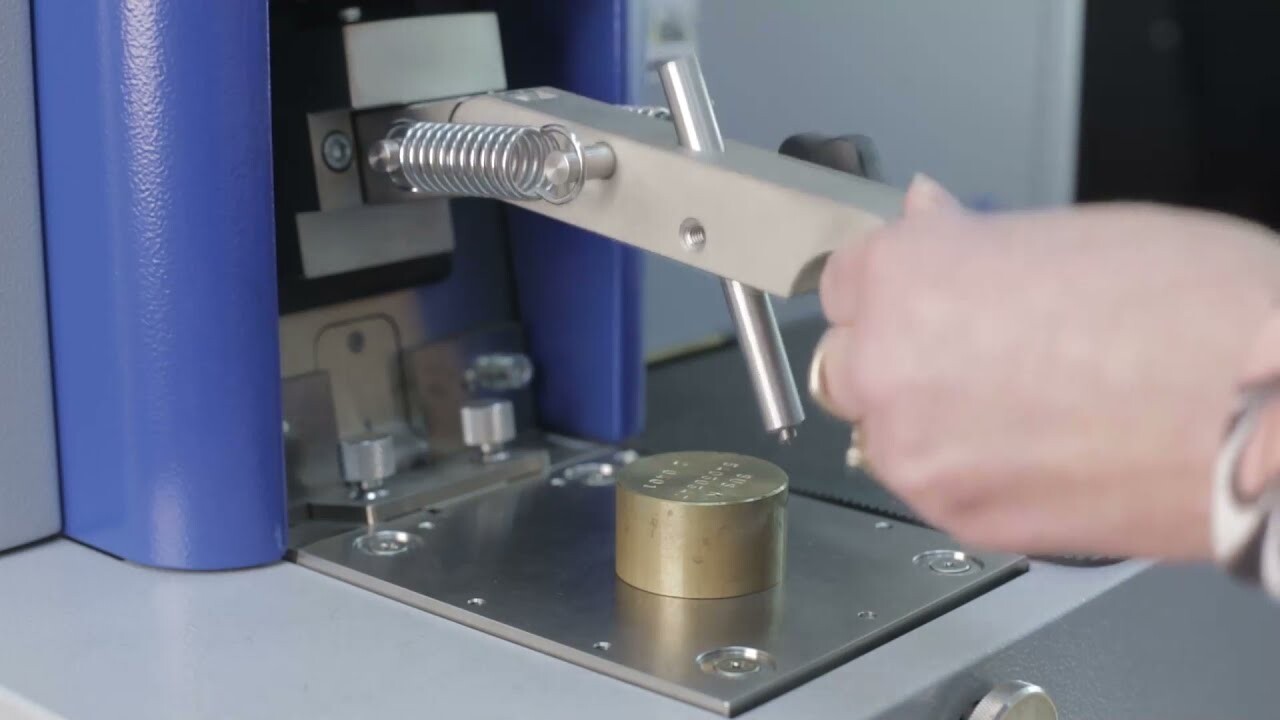 ما هي معدات أخذ العينات المعدنية