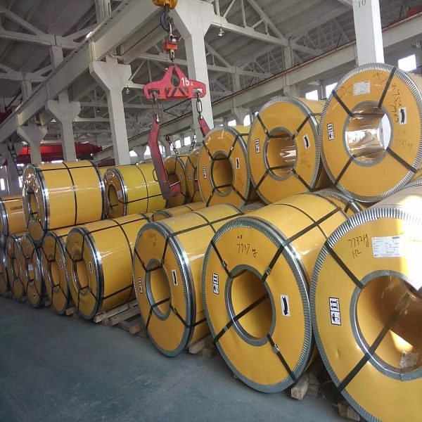 لفائف الصلب.jpg