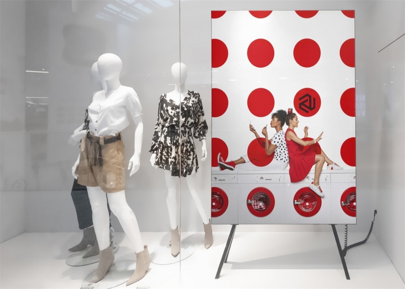 طابعة V698 ذات التنسيقات الكبيرة بالأشعة فوق البنفسجية الصناعية من لفة إلى لفة