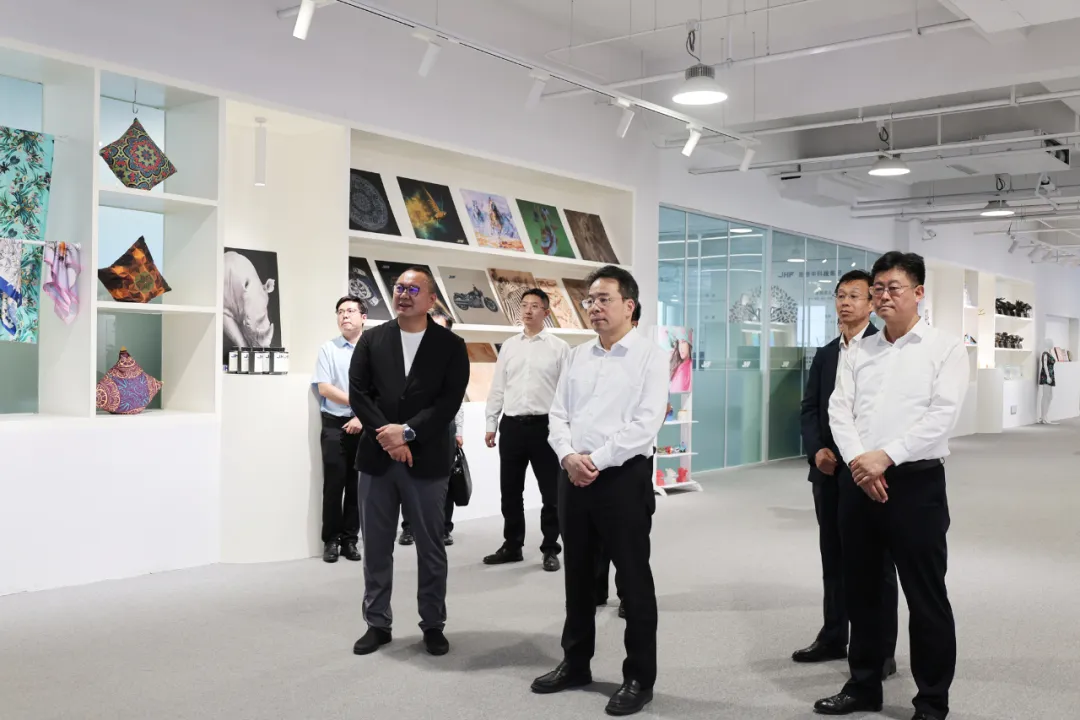 زار نائب رئيس مجموعة الحزب لاتحاد الصين للصينيين في الخارج ليان شياومين ووفده مجموعة جينهونغفينغ للتكنولوجيا للتحقيق والبحث.