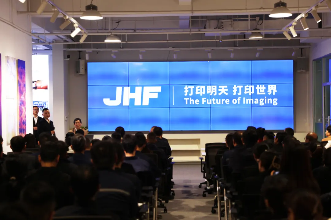 أقيمت بنجاح المحاضرة الخاصة "المسيرة الطويلة الصعبة والاستثنائية" في جين هينغفينغ