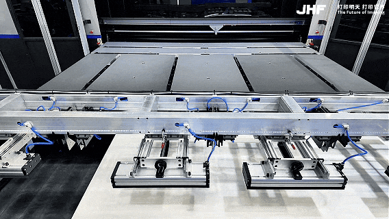 طابعة فينوس 33x-s طابعة أوتوماتيكية بالكامل عالية السرعة مع إمكانية التحميل والتفريغ - 8 أكواب شفط تمسك بقوة تصل إلى 300 كجم، مما يتيح طباعة 4 ألواح في وقت واحد وبكفاءة.