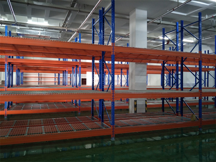 قام عميل كندي بشراء أرفف المنصات النقالة الخاصة بنا