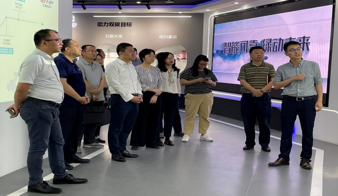 Guangdong Eyaleti Sanayi ve Enformasyon Teknolojileri Departmanı Başkan Yardımcısı Qu Xiaojie ve beraberindeki heyet, Ennew Power Technology (Shandong) Co., Ltd.'i ziyaret etti.