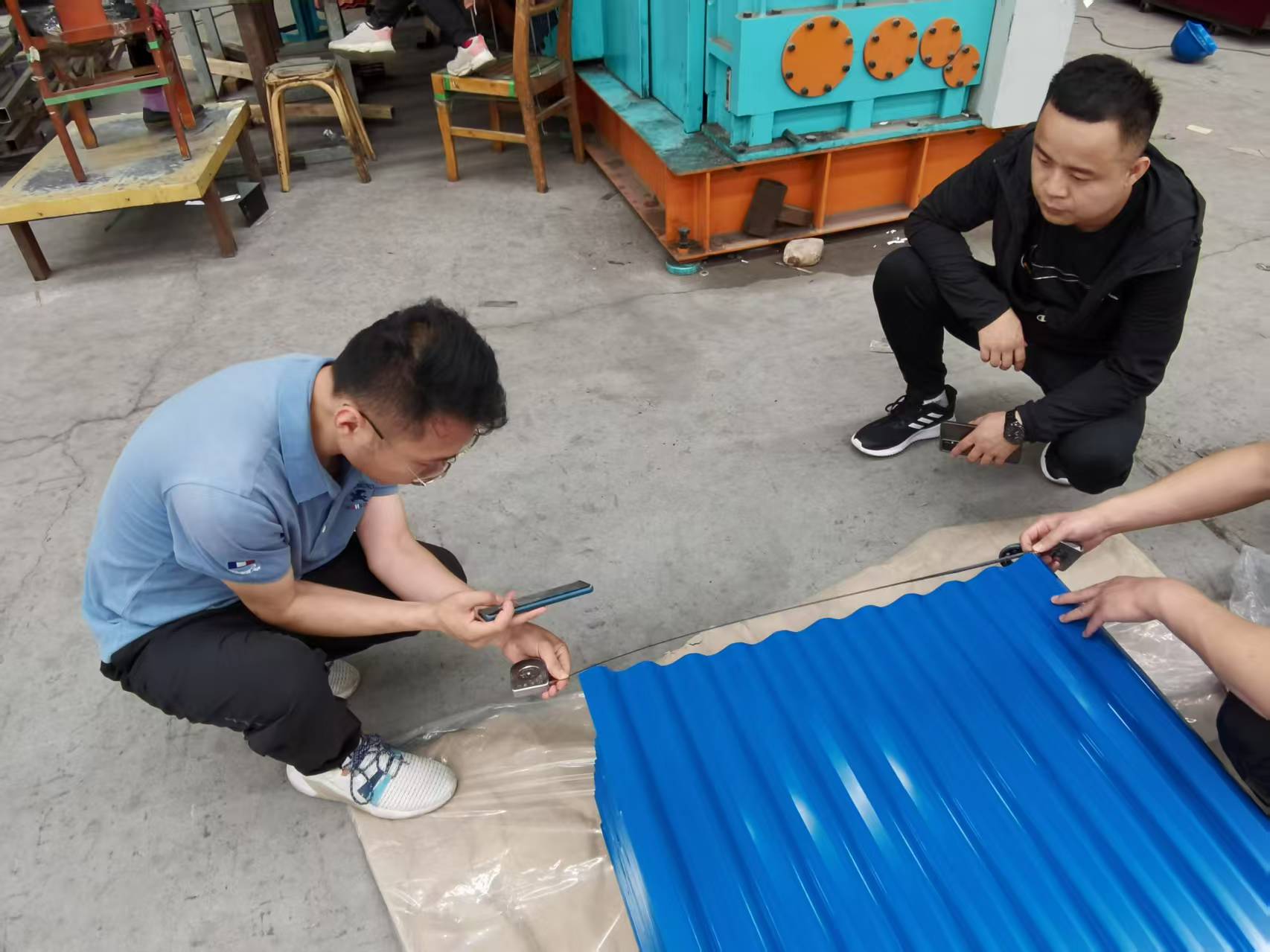 فحص المصنع بالفيديو للعملاء: نظرة أولية على تقدم إنتاج المنتج