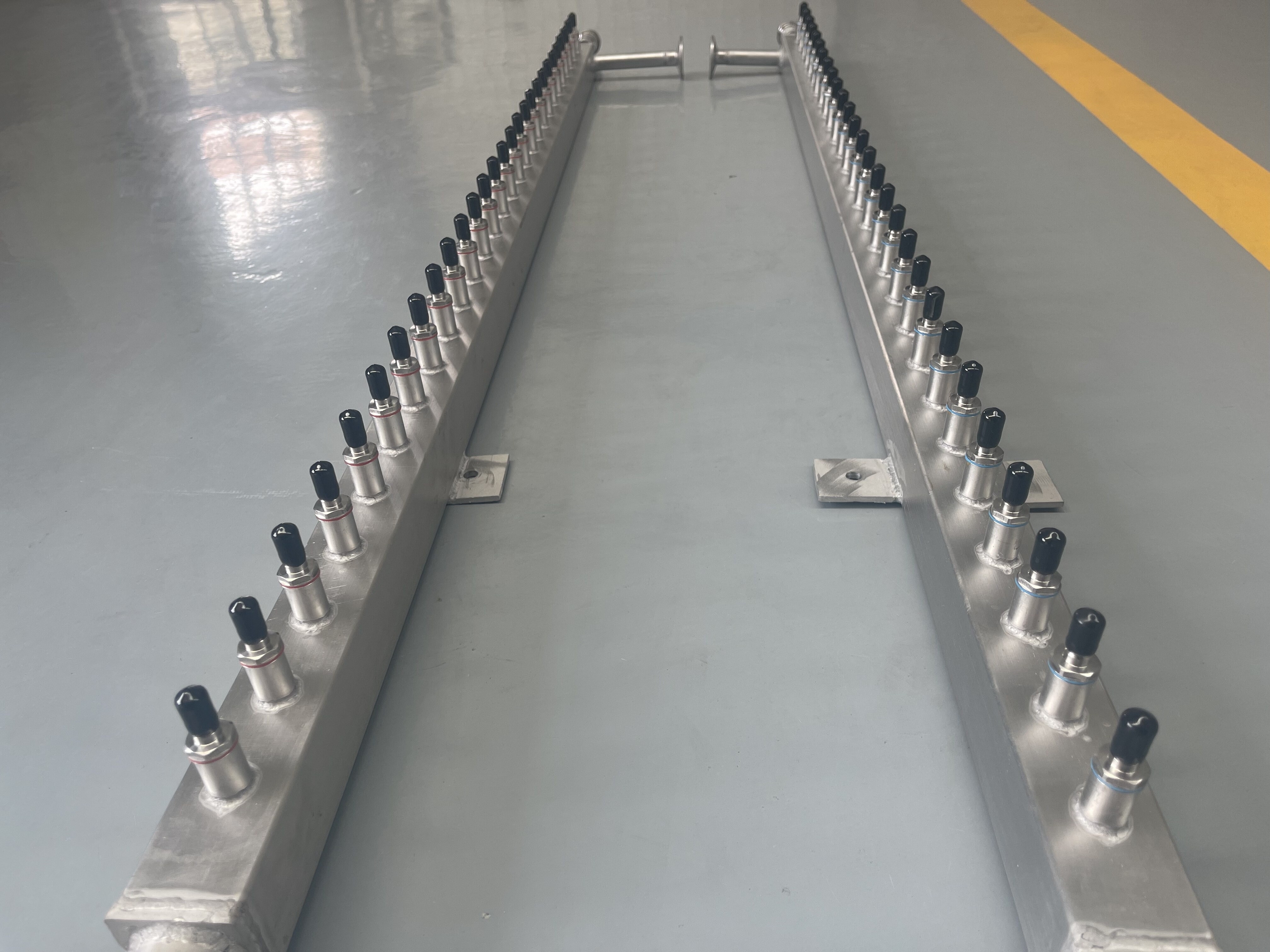 لماذا تتحول تصاميم مجمعات التبريد السائل من الإنشاءات المخصصة إلى الحلول الجاهزة الموحدة في عام 2026