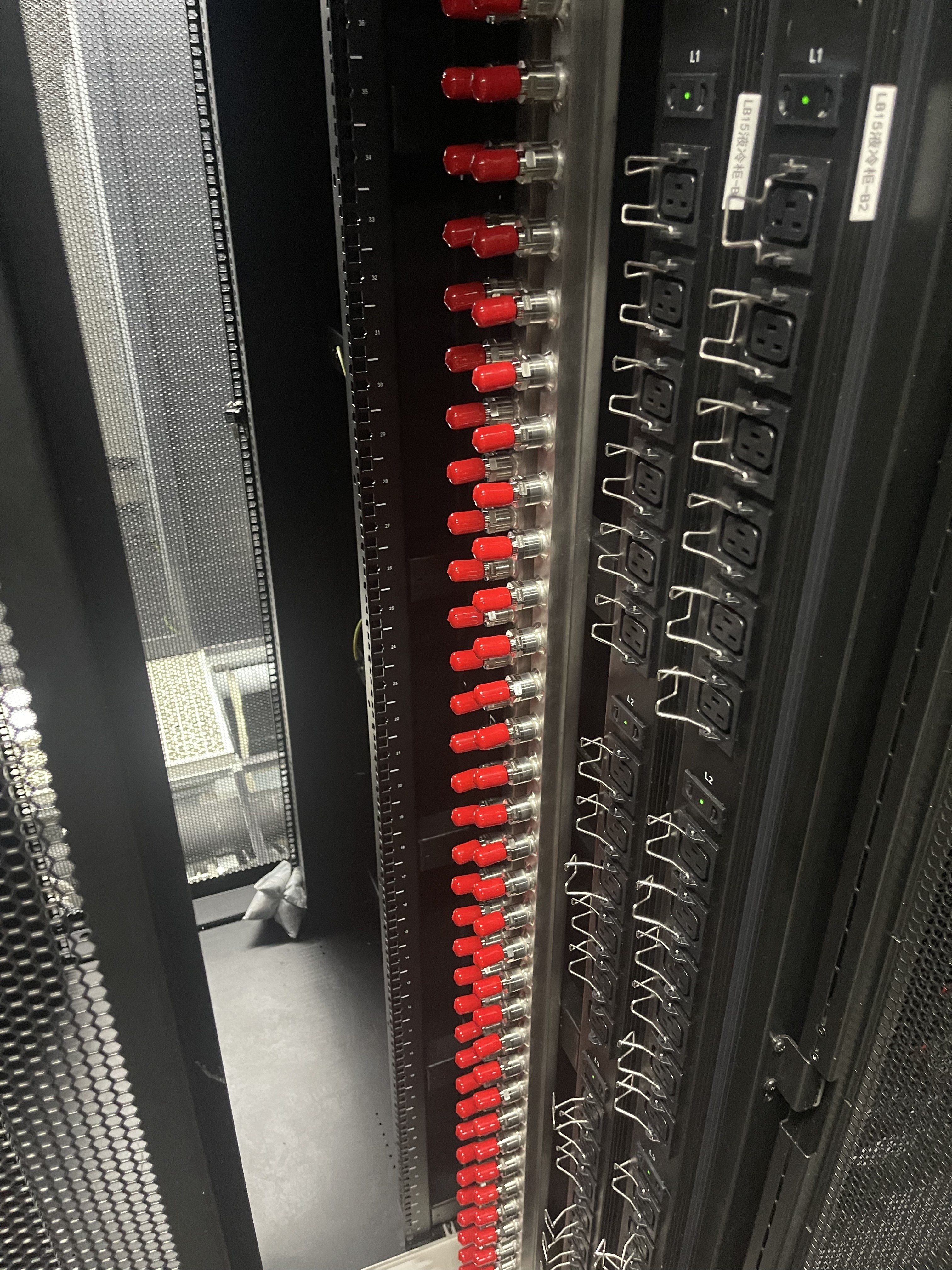 غالبًا ما تعود أعطال مشعب التبريد السائل إلى عدم تطابق الواجهة الحرارية وليس جودة المواد