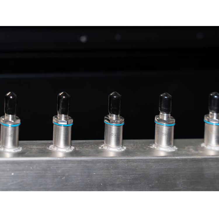 مجمع التبريد بالسائل مقابل هيكل التبريد التقليدي بالهواء: حيث تتجاوز الكثافة الحرارية نقطة التحول في أرفف الذكاء الاصطناعي الطرفي