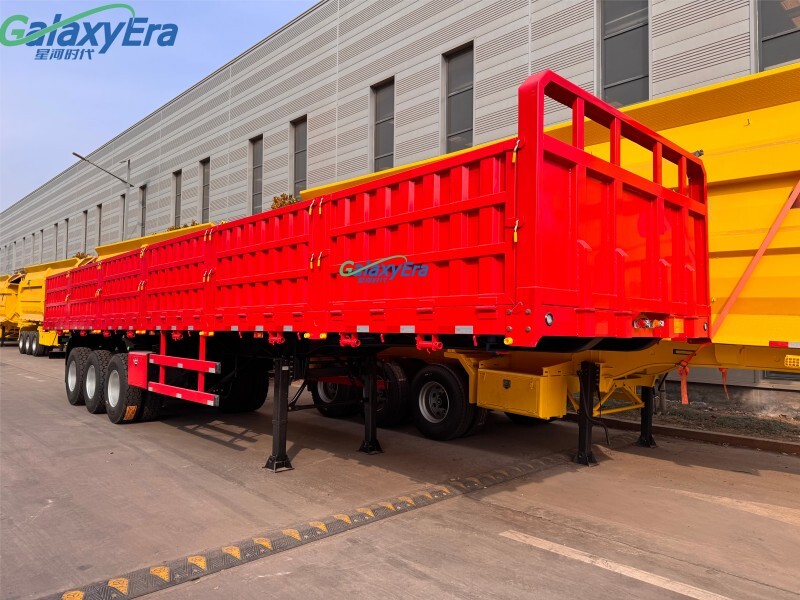 مقطورة ثلاثية المحور بجانب قابل للإنزال