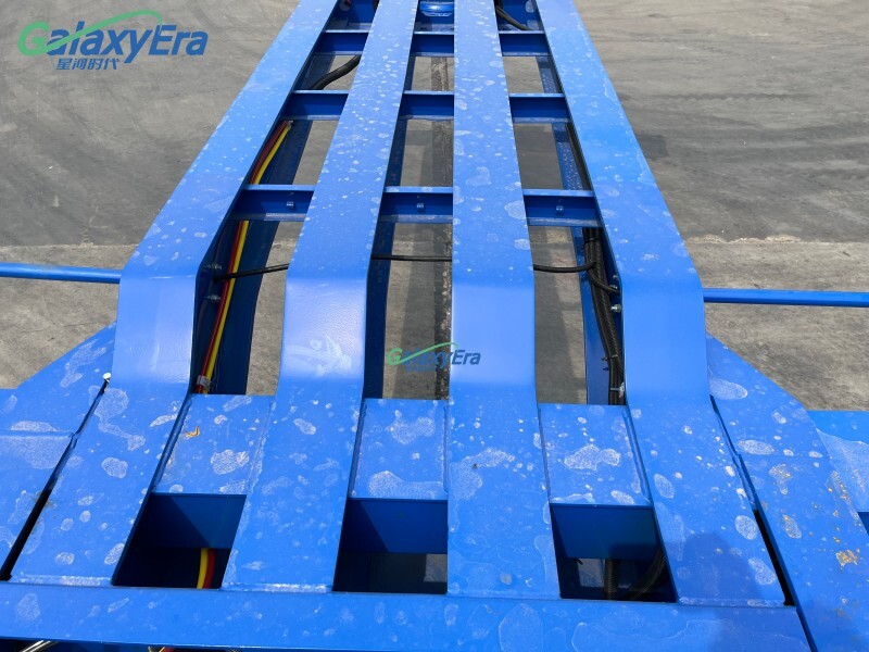 مقطورة هيكلية مقابل مقطورة مسطحة: أيهما يؤدي أداءً أفضل للأحمال الثقيلة؟