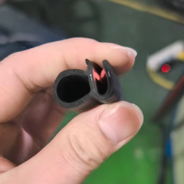 شريط إغلاق EPDM لفجوة باب السيارة