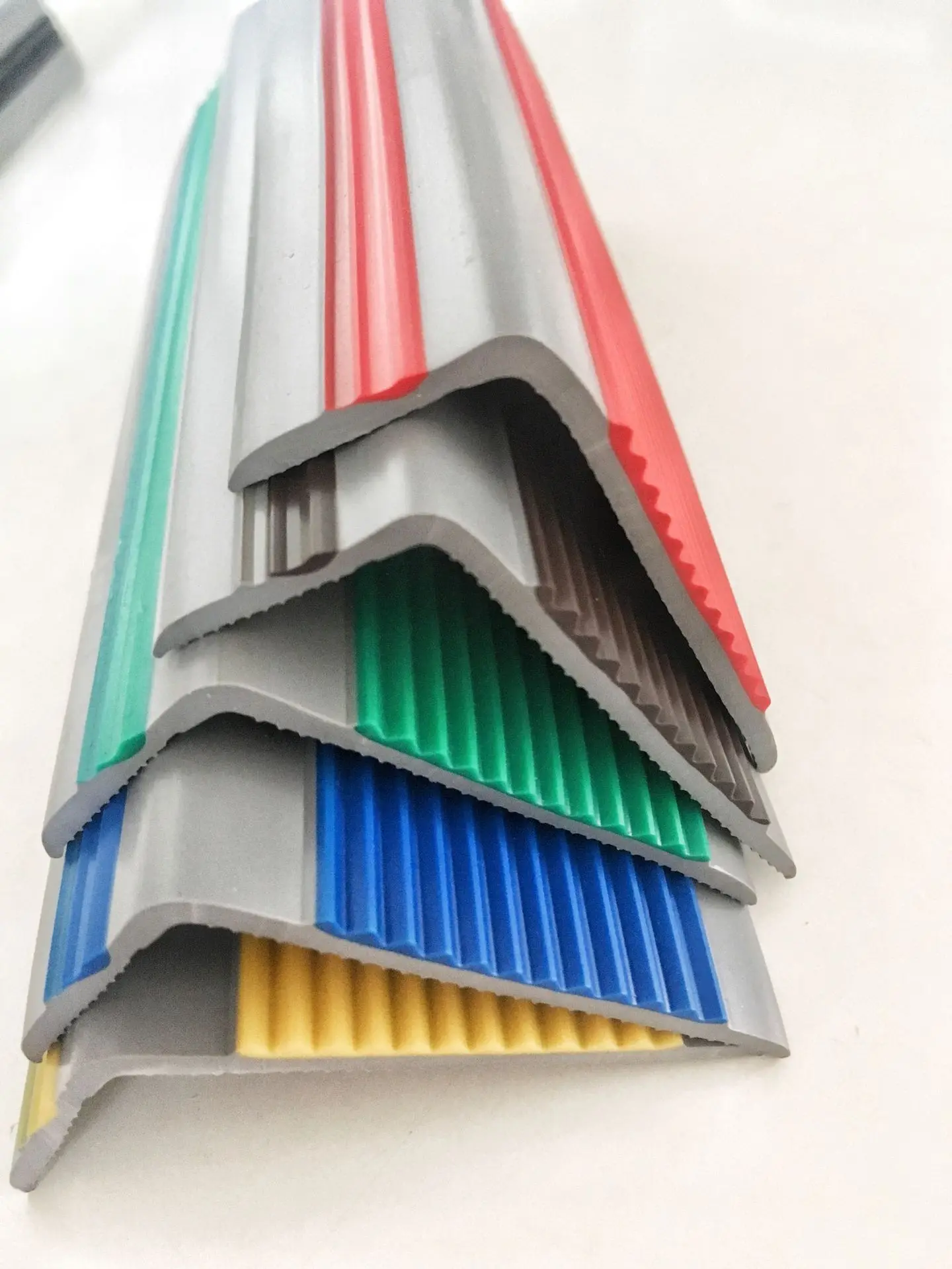أشرطة زخرفية واقية من PVC مضادة للانزلاق بألوان متعددة للسلالم