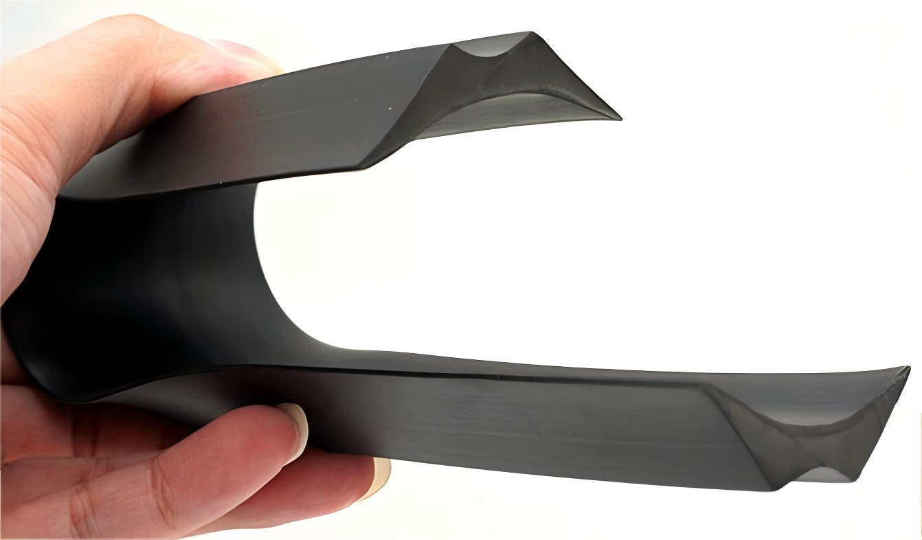 شريط PVC مثبت على الحائط