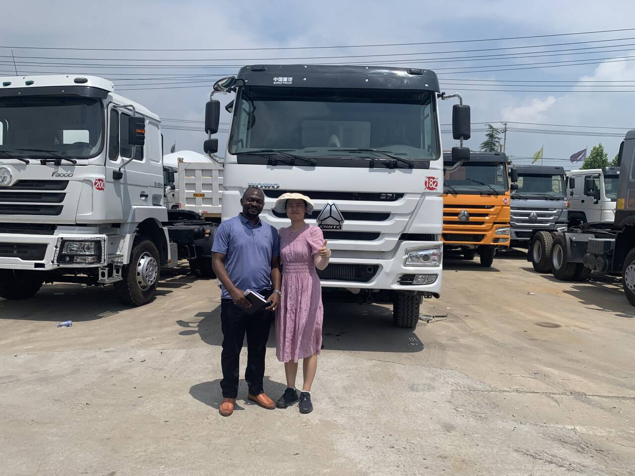 طلب عميل إثيوبي 5 شاحنات HOWO قلابة