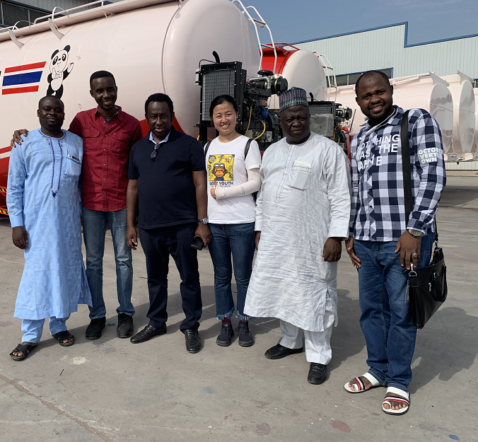 يأتي العملاء النيجيريون إلى شركتنا لفحص الشاحنات